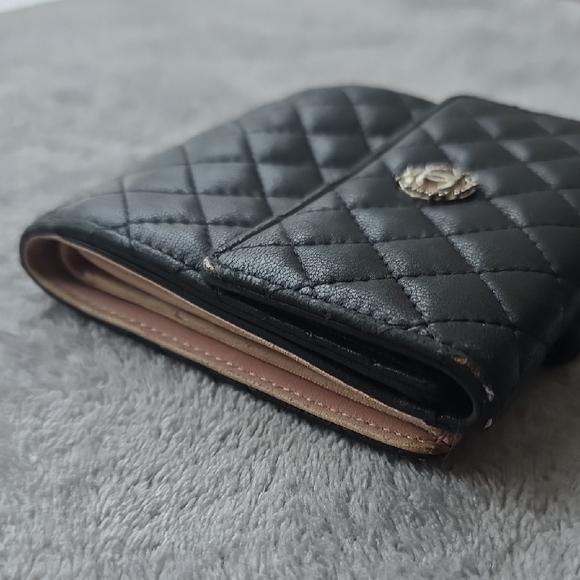 CHANEL Elegant Bifold Black Quilted Wallet - Picture 5 of 14